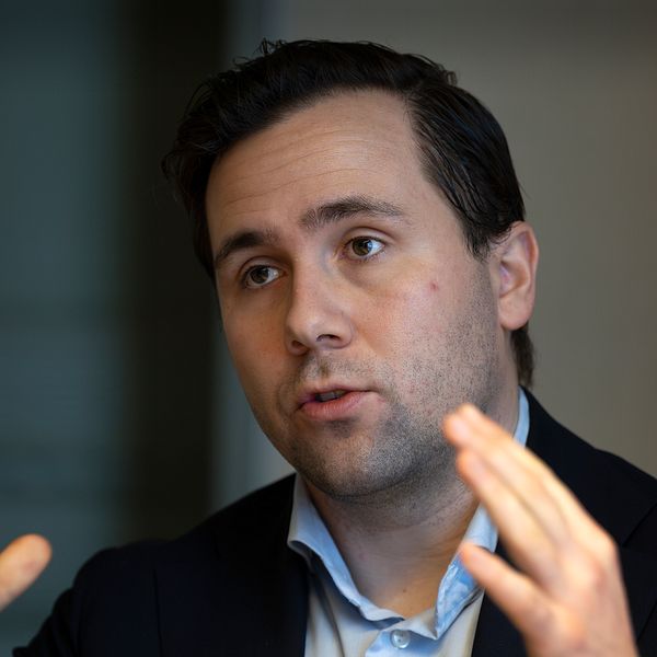 Person gestikulerar intensivt under samtal.