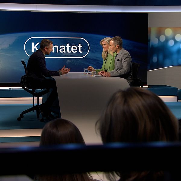 Tomas Tobé i Utfrågning-studion, tillsammans med programledare.