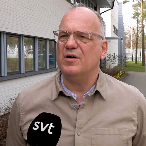 Mats Linde står vid förvaltningshuset