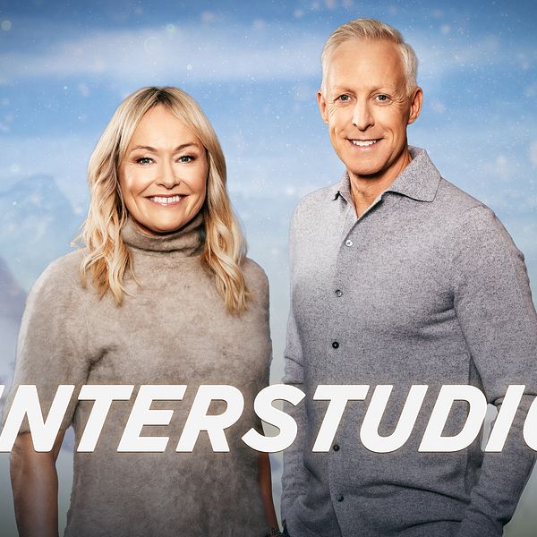 Yvette Hermundstad och André Pops framför Vinterstudion med snöig fjällbakgrund