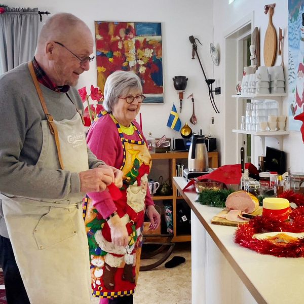 Karin och Hans Holmström, två äldre personer, bjuder in ensamma till julbord på julafton på sitt pensionat.