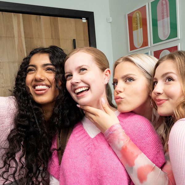 Skådespelarna i Mean Girls tar en selfie.