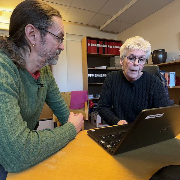 fackförbundet Kommunals sektionsansvariga Eva Jansson som sitter vid en dator tillsammans med SVTs reporter.