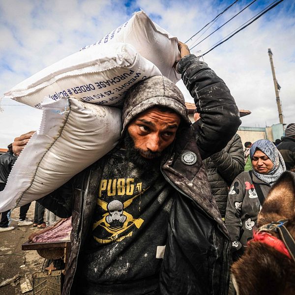 En palestinier får mathjälp vid FN:s hjälporganisation UNRWA i Rafah i södra Gaza den 28 januari 2024.
