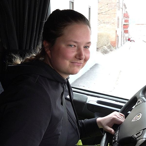 Tilde Åhlin kör lastbil som rensar Östersunds gator efter vinterns halkbekämpning