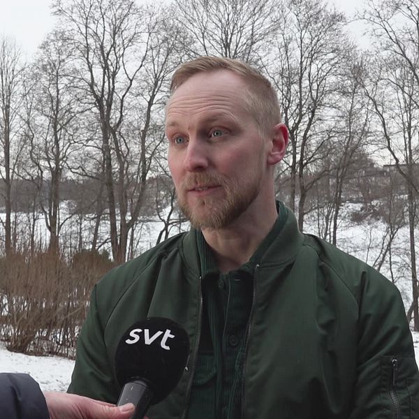 Man pratar med SVT i snöigt landskap