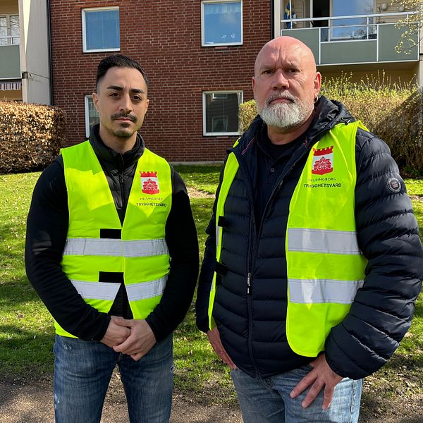 Trygghetsvärdarna Behzad Javadi och Lars Lindell på plats i Adolfsberg.