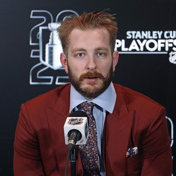 Hockeyspelare intervjuas vid mikrofon under presskonferens för Stanley Cup-slutspelet.