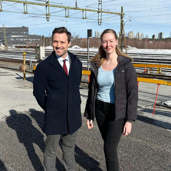 Hannes Hervieu och Amalie Levring Waara vid Malmbanan under Centerpartiets nollvision.