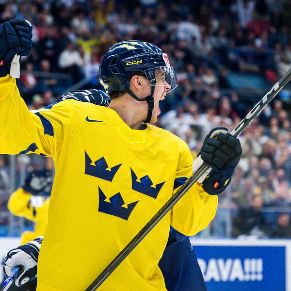 Joel Eriksson Ek firar efter att ha gjort det avgörande målet mot Finland