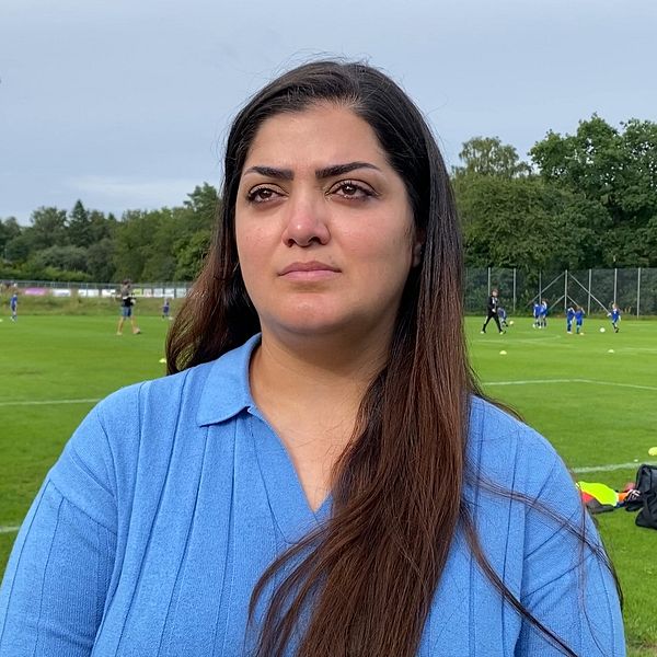 Bild på Lorin Ghanem framför Asarums idrottsplats.