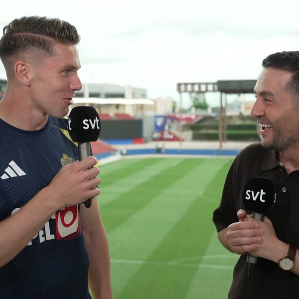 Viktor Gyökeres pratar med SVT:s reporter Johan Kücükaslan på en fotbollsarena