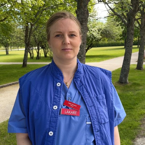 Kajsa Dovstad utanför Sollefteå sjukhus i blå arbetskläder