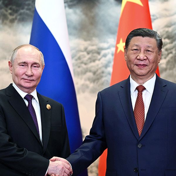 Putin och Xi Jinping skakar hand