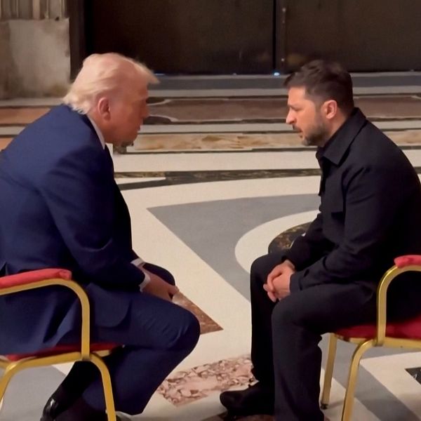 Donald Trump och Volodymyr Zelenskyj sitter mitt emot varandra på varsin stol i Peterskyrkan.