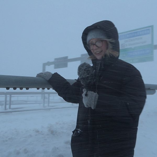 SVT:s reporter Vilma Pettersson på Sundsvallsbron i snö och blåst.