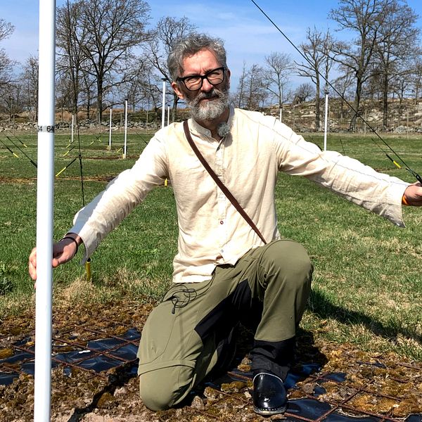 Tobia Carozzi står vid den låga delen av Lofarteleskopet i Onsala.