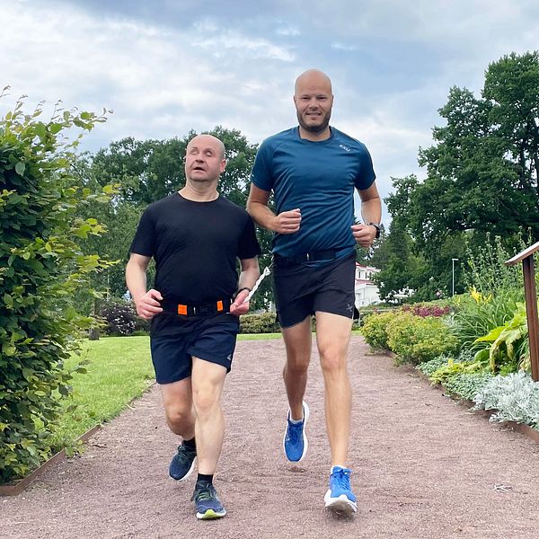 Blind löpare springer med sin ledsagare