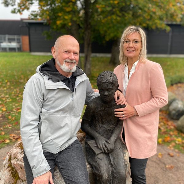 Per Lidvall och Jessica Lindegren från Älvkarleby kommun tillsammans med ny staty i samband med  Stig Dagermans 100-årsdag