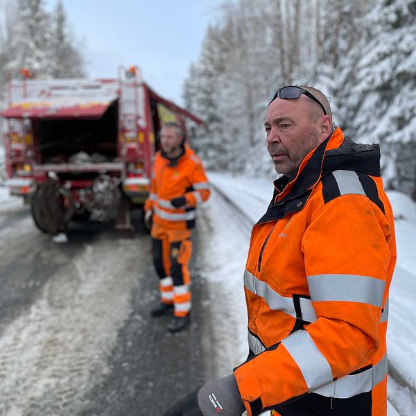 Två bärgare och en bärgningsbil står på vägen.