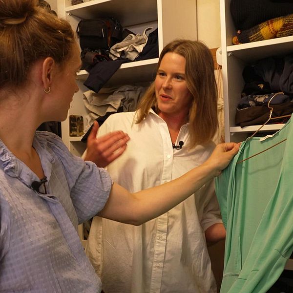 Jennie Dahlén, expert på hållbart mode, går igenom reporterns garderob.
