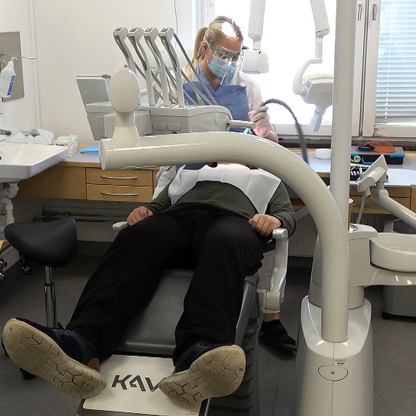 Patient hos en tandvårdsklinik.