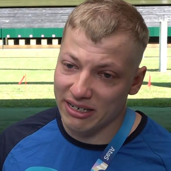 Ledsen i intervju.