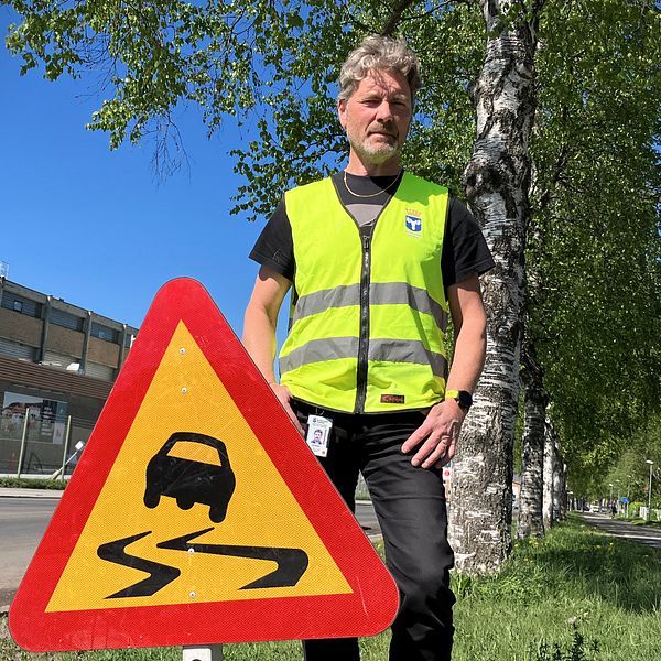 Ulf Norlen, chef tekniska förvaltningen i Östersund står längs rådhusgatan på Söder, bredvid en skylt som varnar om att det kan vara hal vägbana.