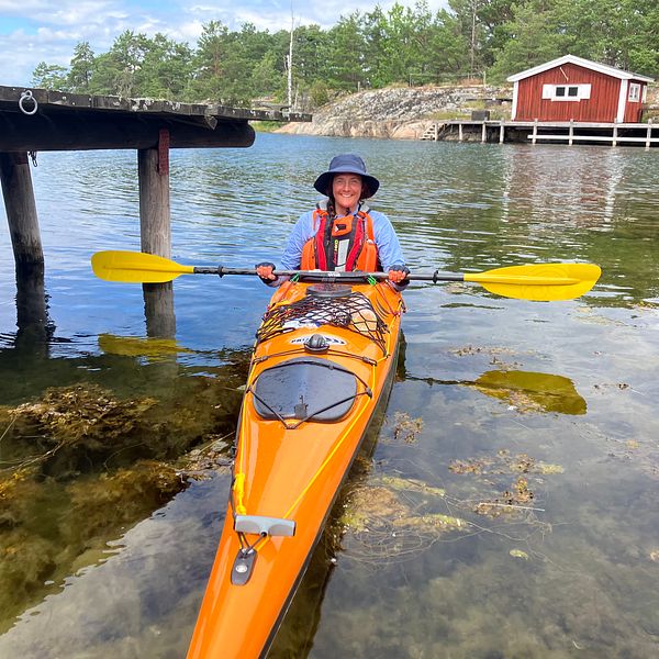 Lina Hallebratt i sin kajak vid vid Flatö Västervik