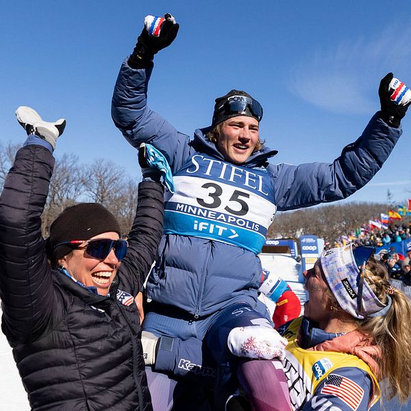 Gus Schumacher firar sin skrällseger i världscupen längdskidor