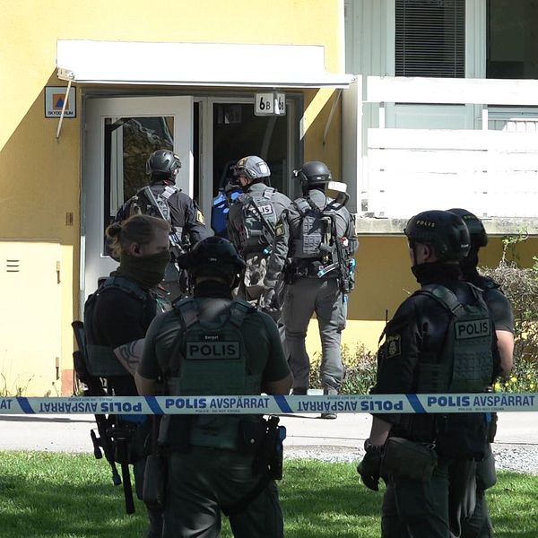 Polisens insatsstyrka går in för att öva i ett lägenhetshus i Hällefors