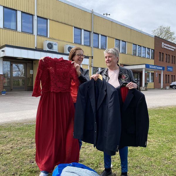 Jessica Snahr och Tina Koppfeldt Scott lämnar balkläder till gymnasieskolan