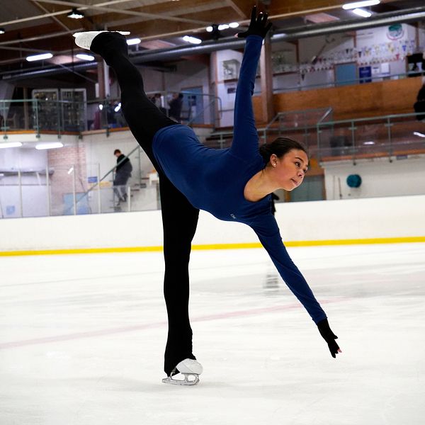 Elin Tengsell utför ett konståkningtm på isen i ishall.