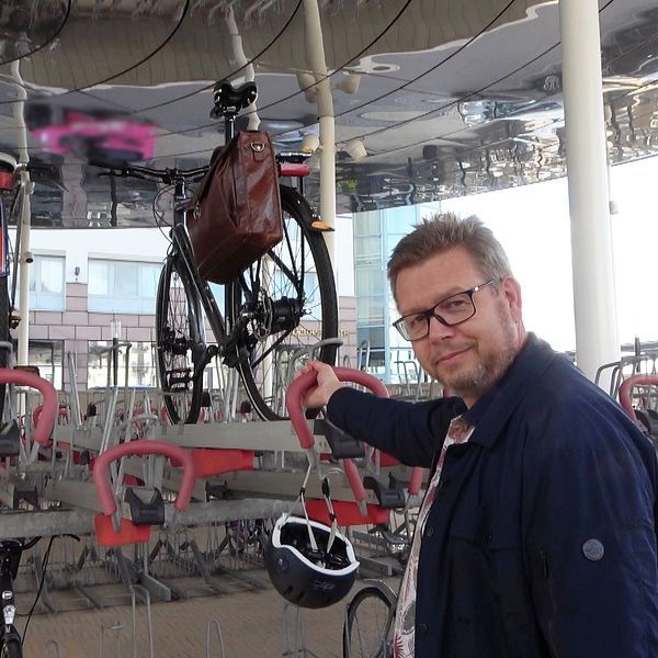 Oscar Grönvall parkerar cykeln i det nya cykelgaraget