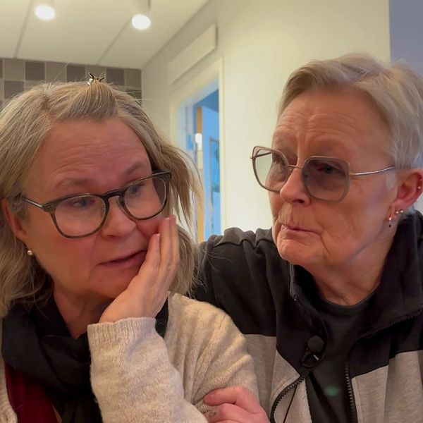 Magdalena Persson och Annelie Waernholm sitter tillsammans inomhus efter branden.