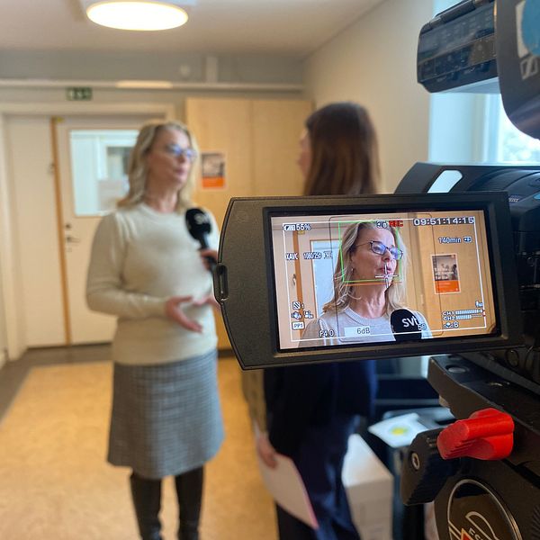 Skolminister Lotta Edholm (L) på besök på St Olofsskolan i Sundsvall intervjuad av SVT Västernorrlands reporter Anna Beijron med en kamera i förgrunden på bilden
