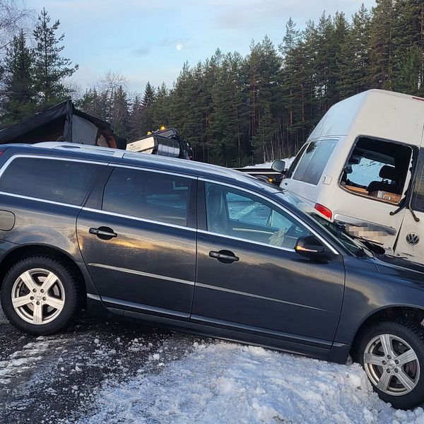 En bil har kört ner i diket på grund av halka.