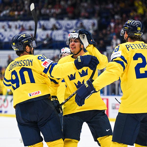 Joel Eriksson Ek och lagkamrater firar 1-0 mot USA.