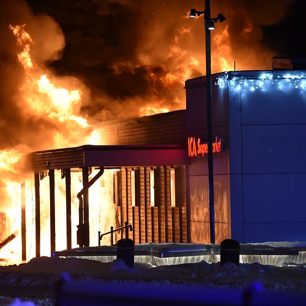 Kraftig rökutveckling och stora lågor, brand på Ica Supermarket i Vagnhärad