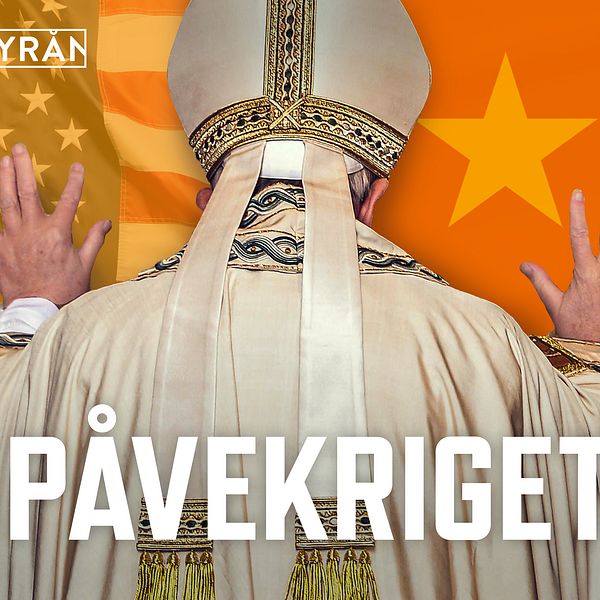 En påve står med ryggen vänd mot kameran, och håller upp sina händer mot en vägg. ”Väggen” består av en splitbild, i den vänstra delen ser man en amerikansk flagga och i den högra en kinesisk flagga.