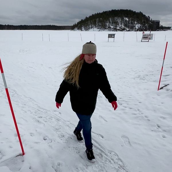 Umeälven i Lycksele, kvinna går vid isen