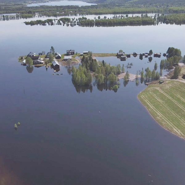 Delar av  byn Juoksengi fotat från luften som visar att stora delar ligger under vatten.