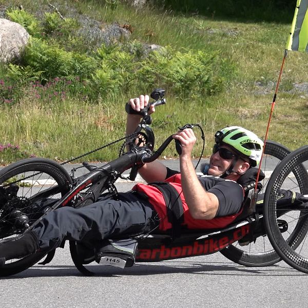 Man som handcyklar