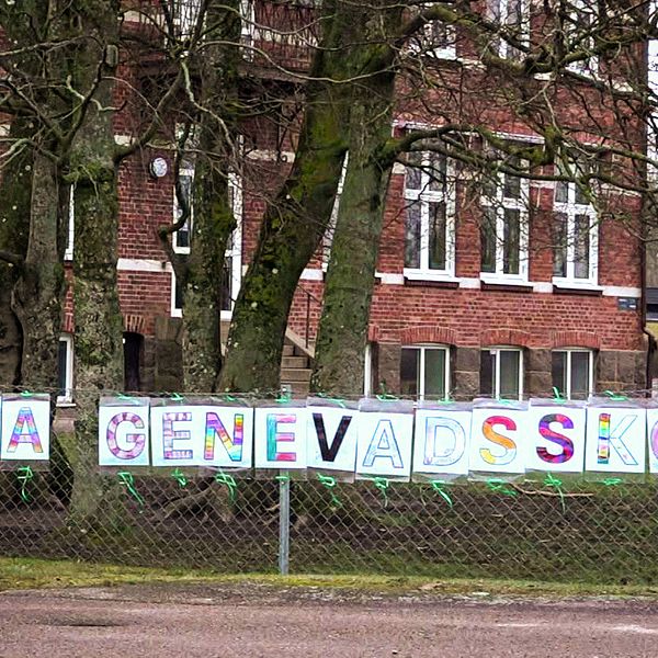 En protestskylt utanför Genevadsskolan i Laholm.