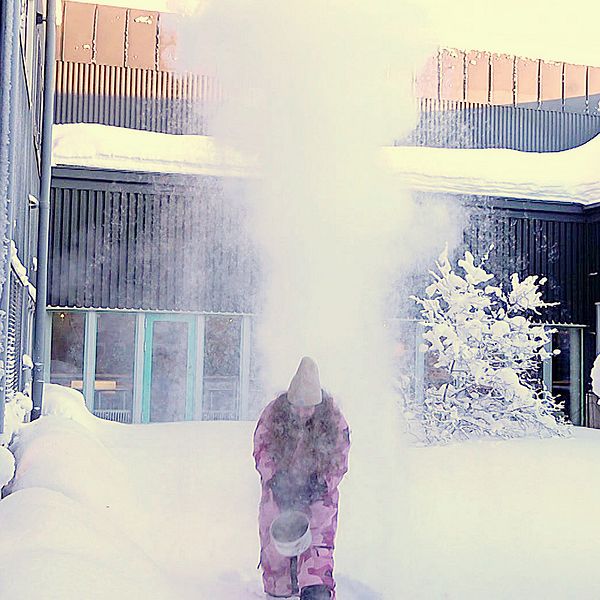 Ismolnet som bildas när man kastar kokande vatten, här utanför Luleå tekniska universitet.