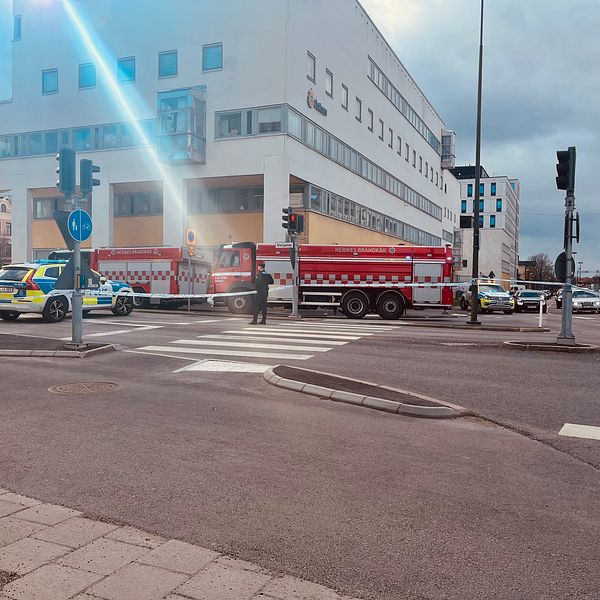 Avspärrningar utanför polishuset i Örebro