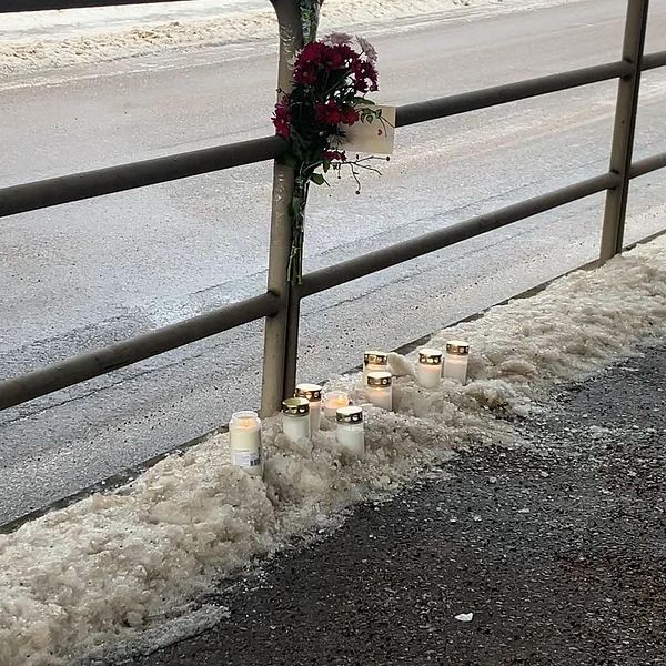 bilder på ljus och blommor där det misstänka mordet ska ha skett