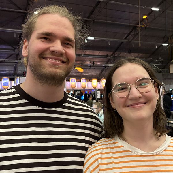 Johannes Rönndahl och Sara Wagner Rönndahl på gamingfestivalen Dreamhack. Johannes har en svart- och vitrandig tröja, och Sara har en orange- och vitrandig tröja.