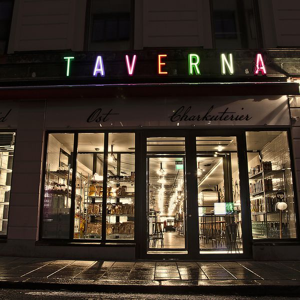 Exteriör i mörker på restaurang Taverna Brillo
