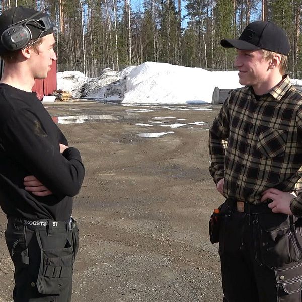 Två killar i Malå står på en gård.